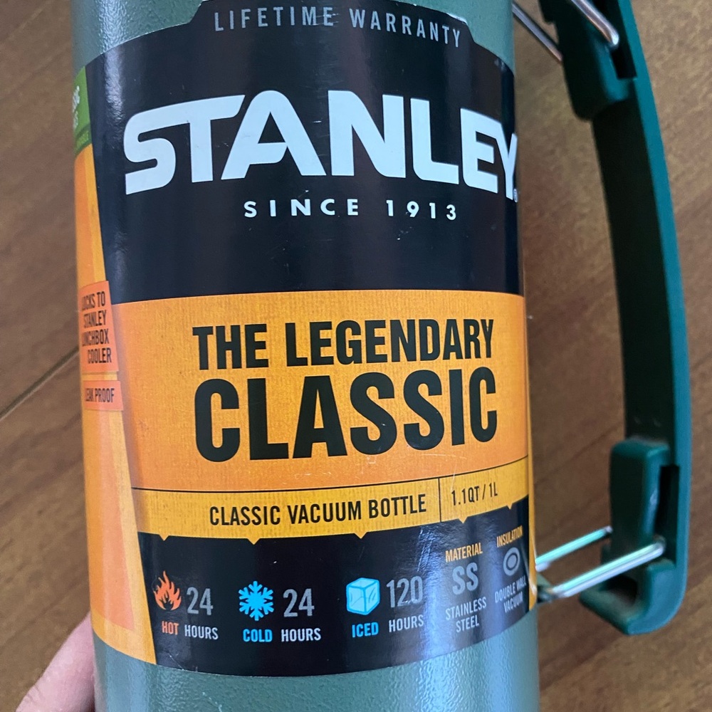 New without tags Stanley Legendary Classic Green Vacuum Bottle - Picture 4 of 5